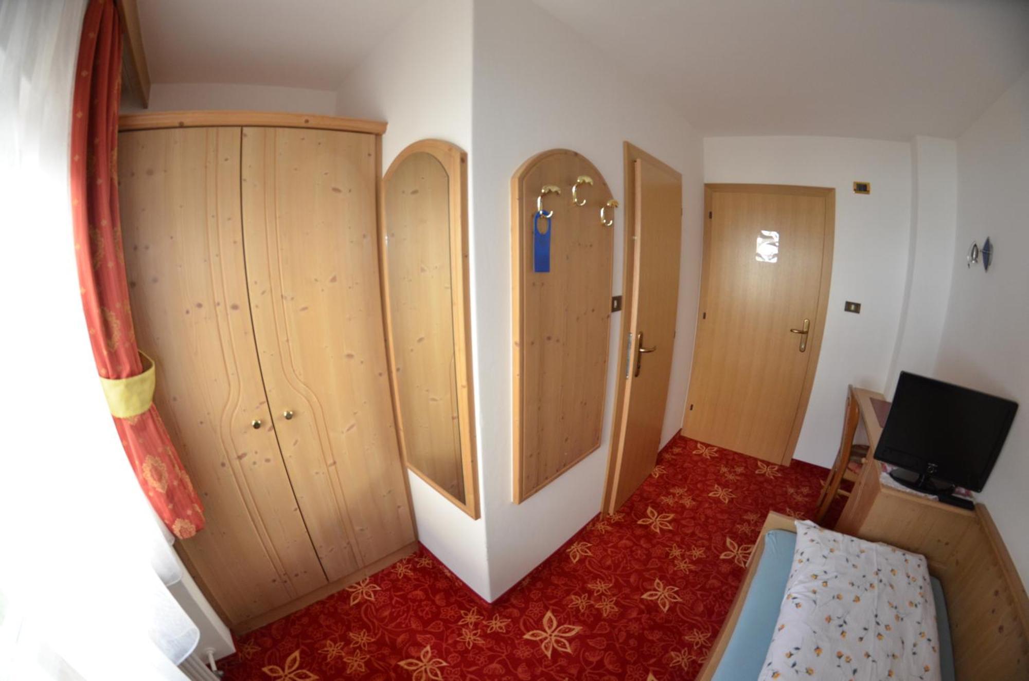 Garni Ossi Panzió Santa Cristina Val Gardena Szoba fotó
